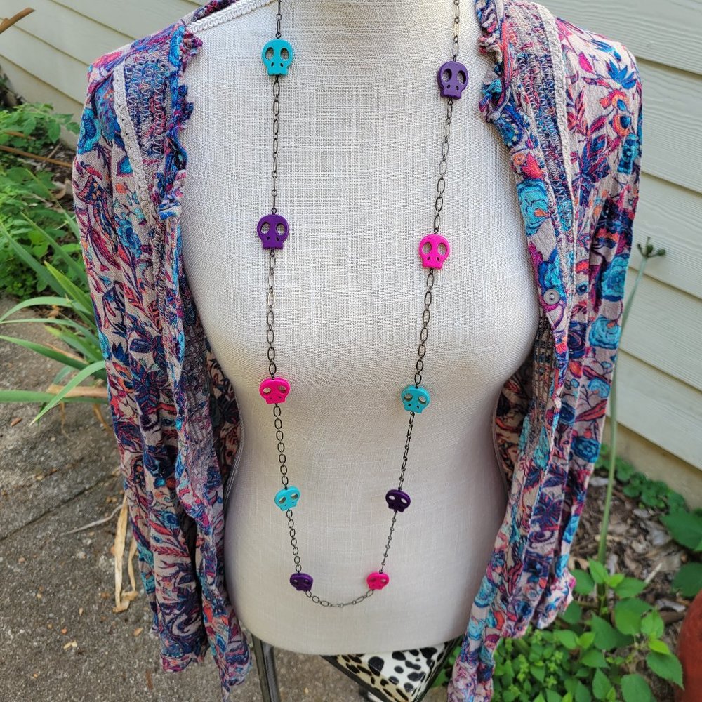 Fizz 50" long necklace with multicolor skulls